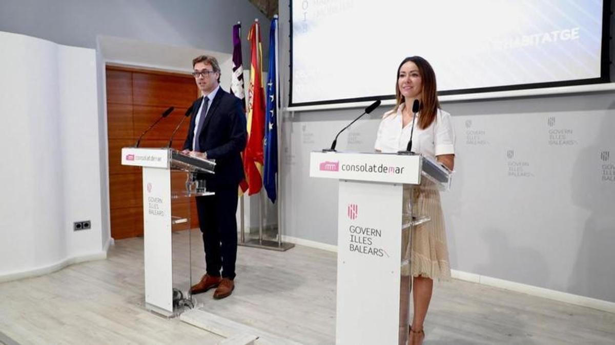 Antoni Costa y Marta Vidal, durante la presentación del decreto