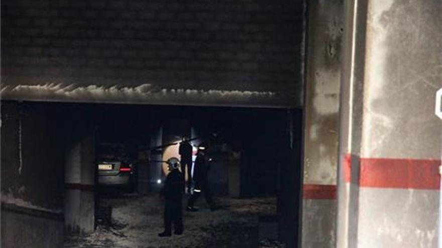 30 coches calcinados en el incendio de un aparcamiento subterráneo en Castellón