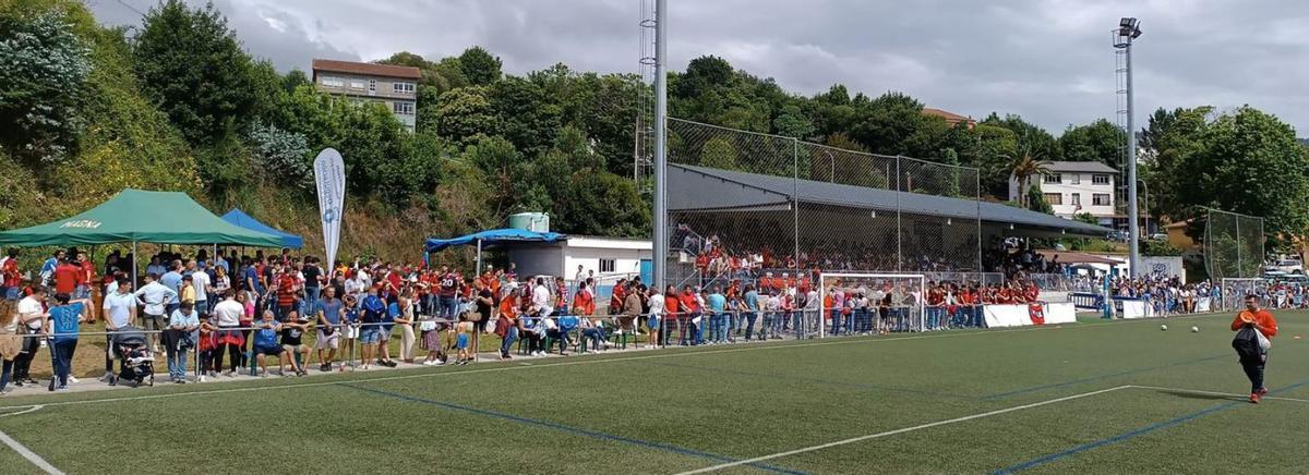 El A Gándara de Pontedeume se quedó pequeño para el numeroso público presente en el partido. |