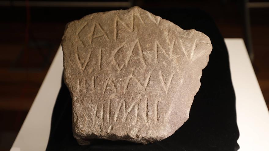 Se llamaba Camulo Vigano, vivió hace 2000 años, y su inscripción funeraria se ha rescatado de la pared de una cuadra de Siero