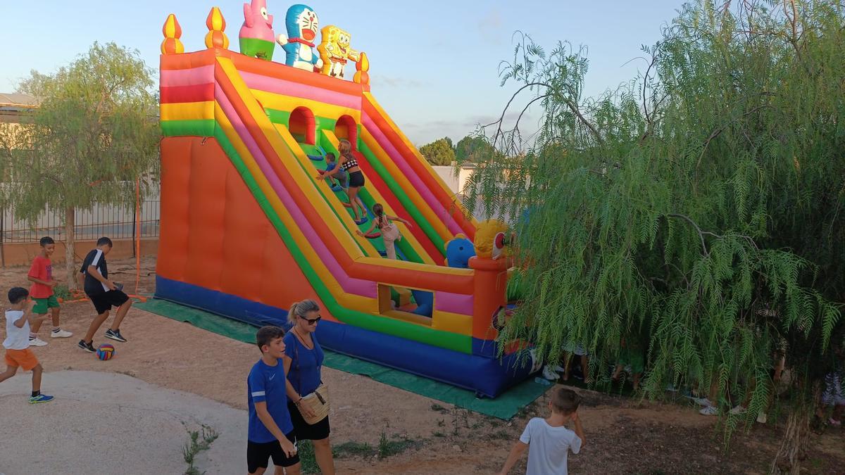Los niños de Formentera y los turistas disfrutan con los hinchables