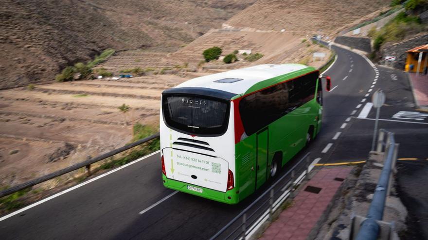 Una guagua de transporte regular de viajeros en La Gomera.