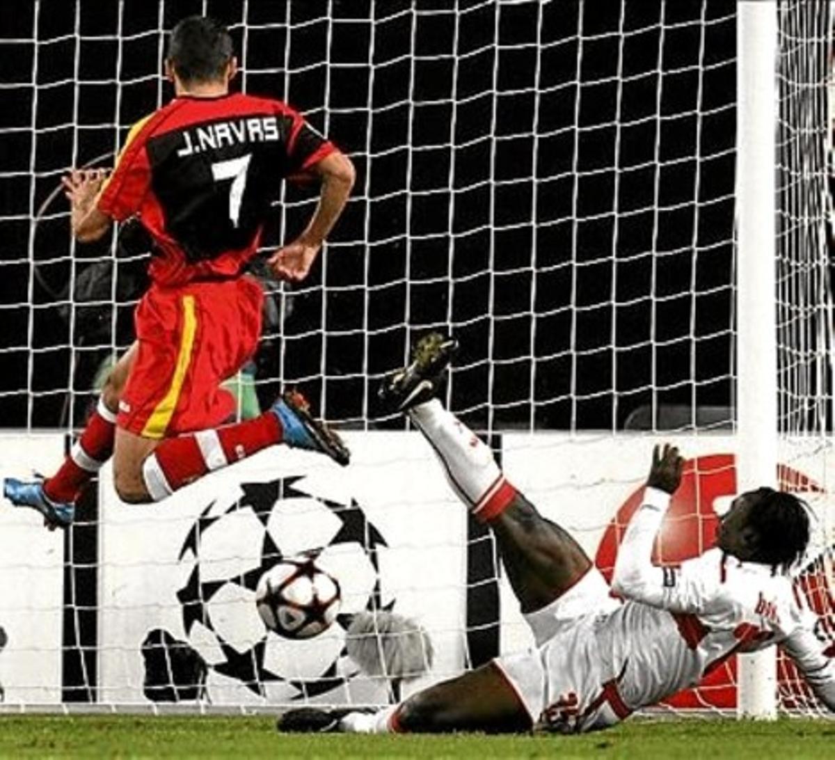 Navas marca el segon gol de Sevilla a l’aprofitar un error defensiu. Navas marca el segon gol de Sevilla a l’aprofitar un error defensiu.
