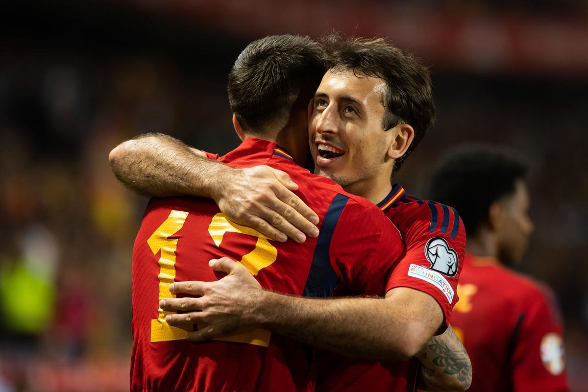 Joselu se abraza con Mikel Oyarzabal.