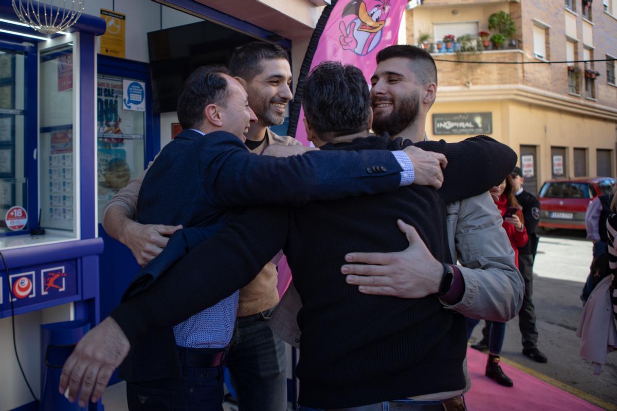 Así han celebrado repartir el Gordo en el Perolo