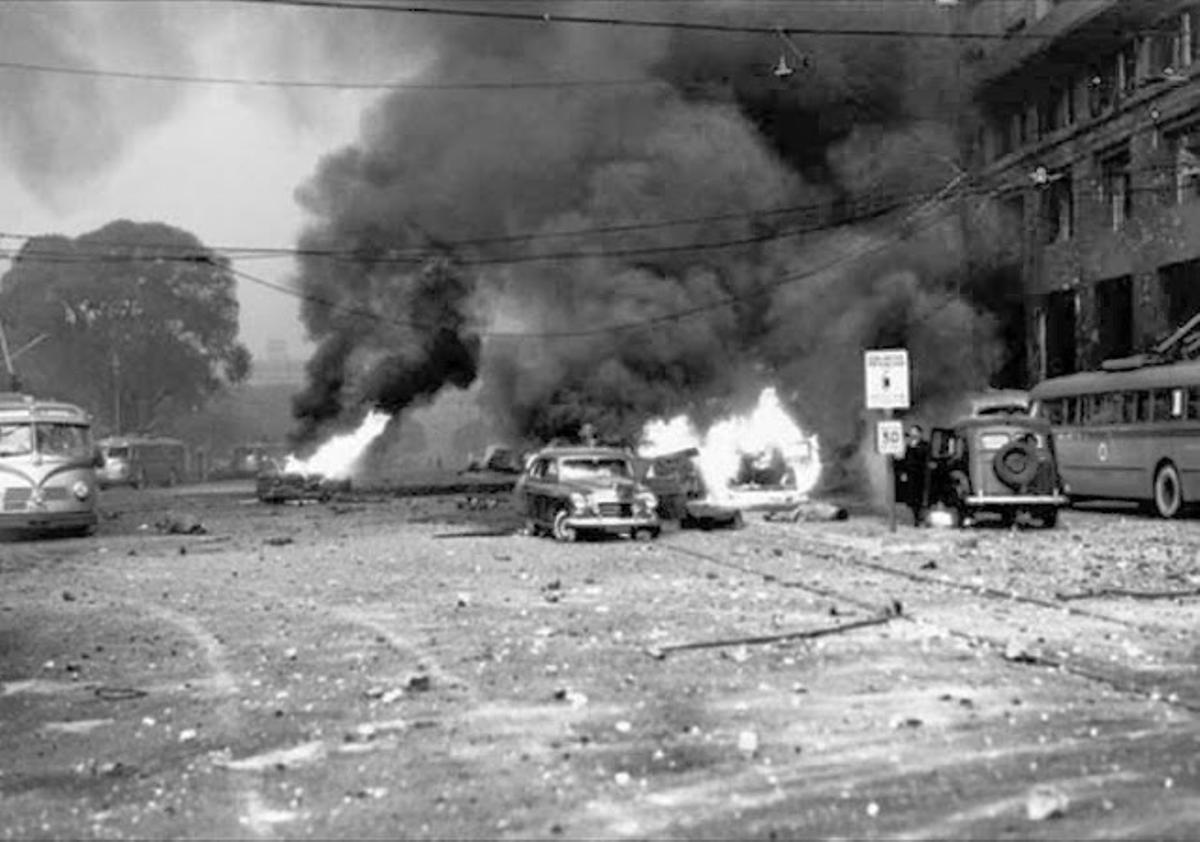 Inmediaciones de la Plaza de Mayo cuando fue bombardeada en 1955.