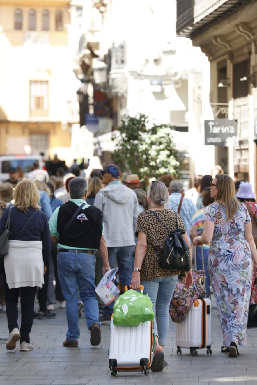Calles llenas de turistas para disfrutar del clima primaveral en València