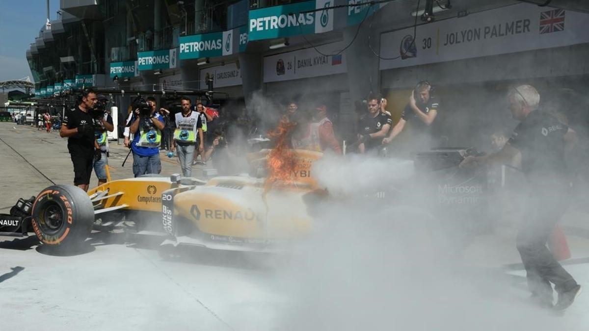 El Renault de Magnussen ardiendo en el GP de Malasia