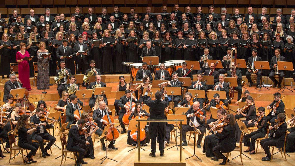 La Orquesta Reino de Aragón junto al coro Amici Musicae con el que compartirá escenario varias veces en su nueva temporada.