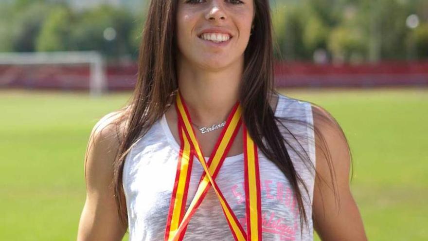 Bárbara Camblor posa con sus dos medallas. fernando rodríguez