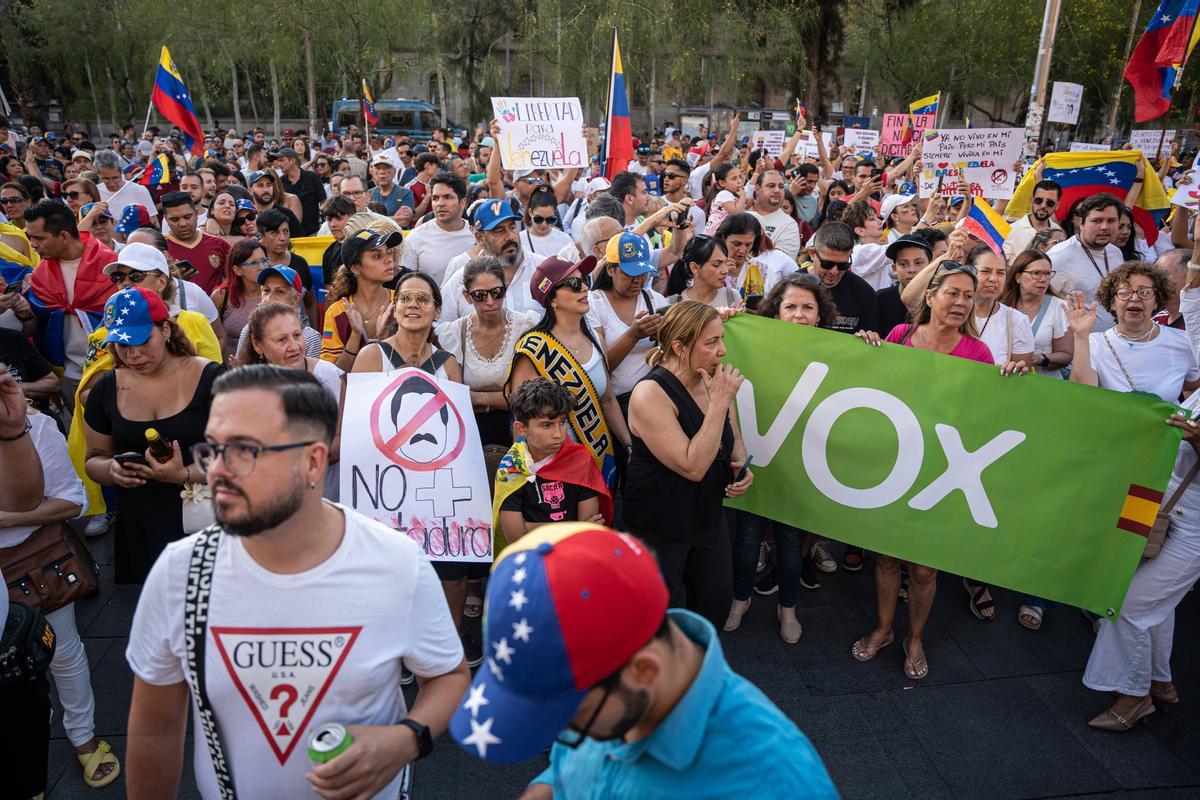 Barcelona. 03/08/2024. Internacional. Manifestación de venezolanos en Plaza Universitat por las elecciones del fin de semana pasado. AUTOR: Marc Asensio      Barcelona, Catalunya, España, Venezuela, venezolanos, manifestación, protesta, elecciones