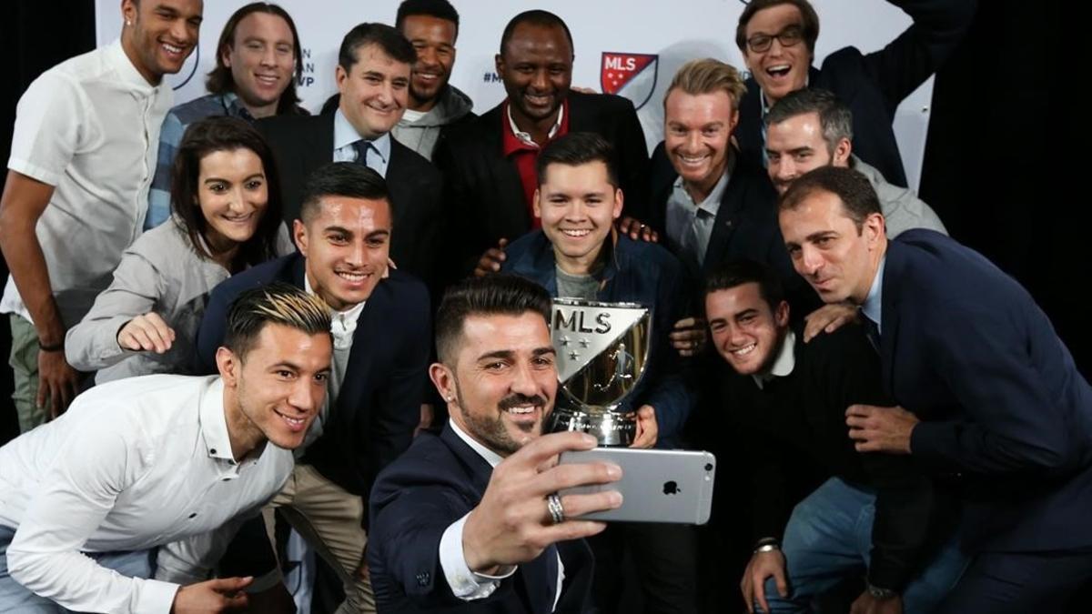 David Villa se hace un selfi con sus compañeros del New York City y el trofeo conquistado.