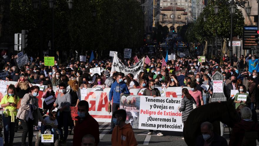 El campo asturiano vuelve a la carga: 500 tractores colapsan Oviedo y se viven momentos de tensión