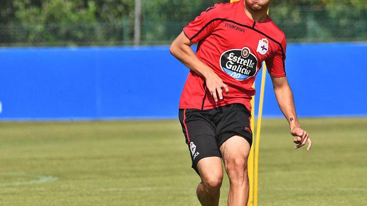 Bicho, durante un entrenamiento con el primer equipo del Deportivo en Abegondo.