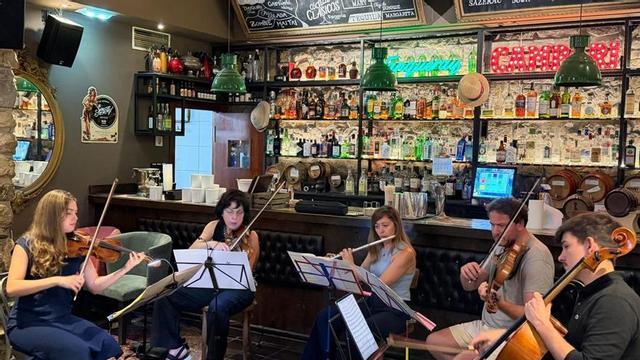 El Ensemble 4.70, en uno de sus conciertos dominicales en el bar Varsovia de Gijón. | LUISMA MURIAS