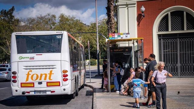 Un dels autobusos interurbans amb parada a l’estació Fabra i Puig de Barcelona