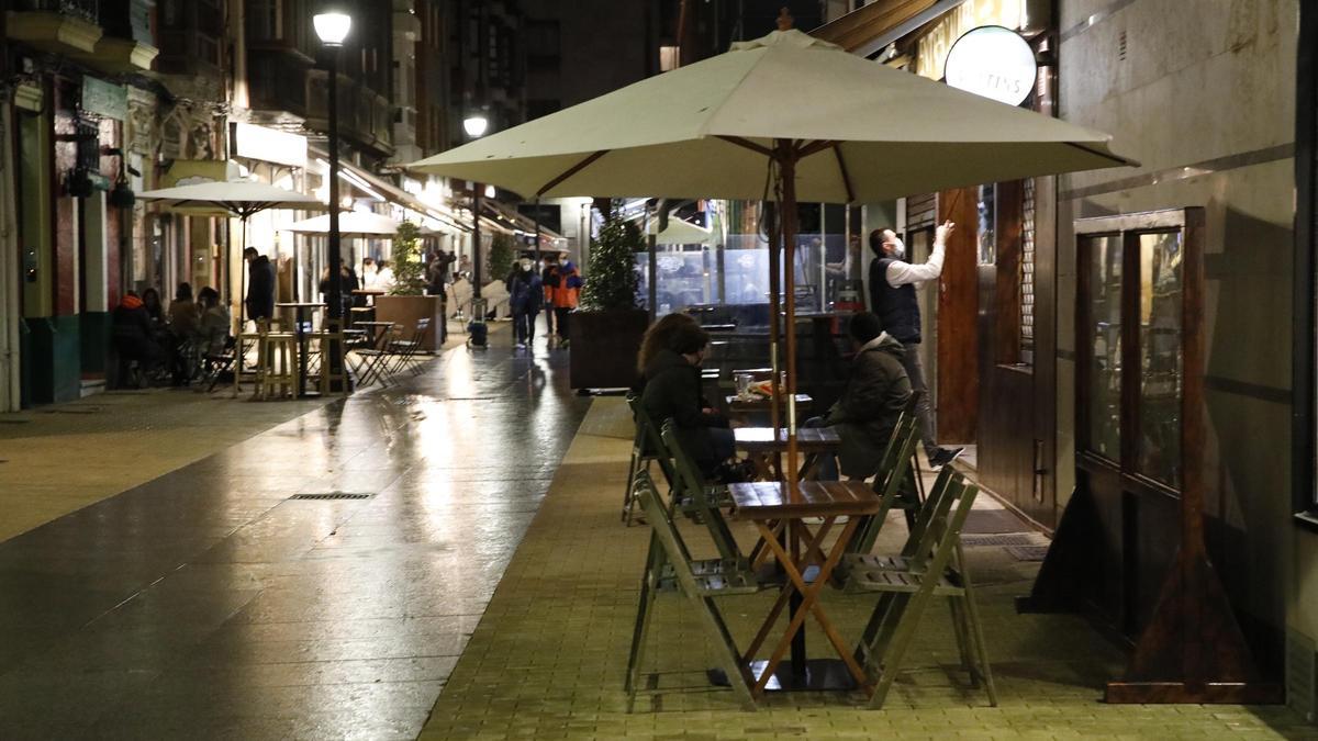 Terrazas vacías en Oviedo.