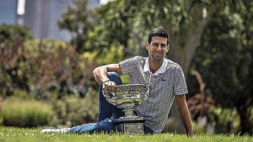 Novak Djokovic posa con el trofeo en Melbourne el dÃ­a despuÃ©s de su victoria.