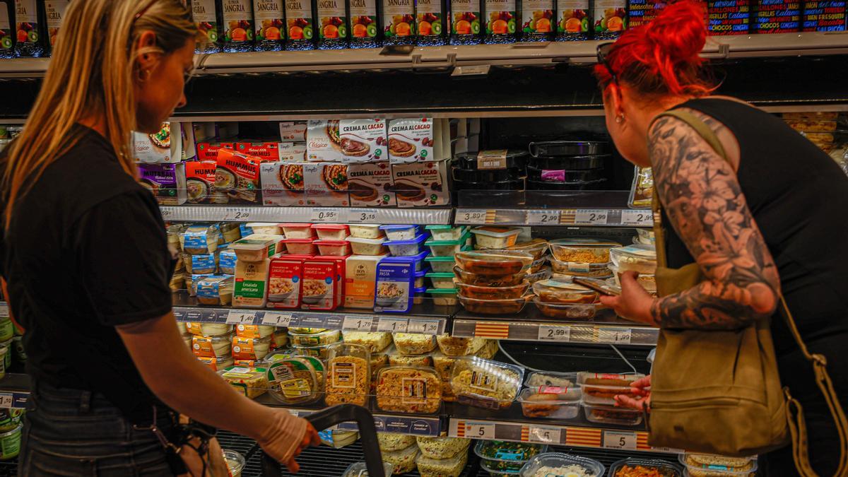 Dos clientas compran en un supermercado de Barcelona.