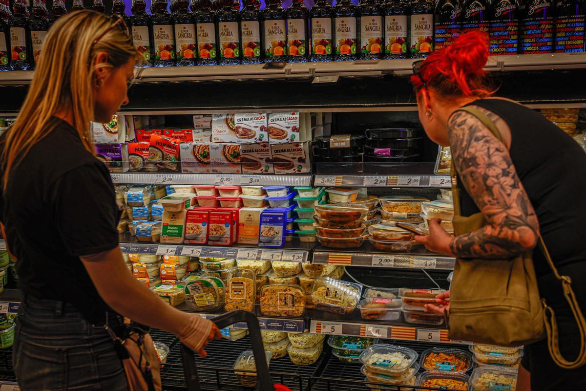 Dos clientas compran en un supermercado de Barcelona.