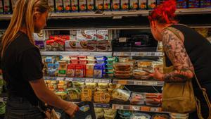 Dos clientas compran en un supermercado de Barcelona.