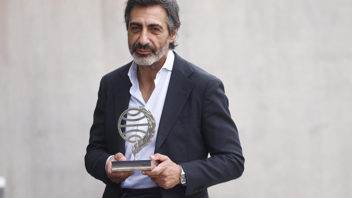 Juan del Val posa con el Premio Planeta