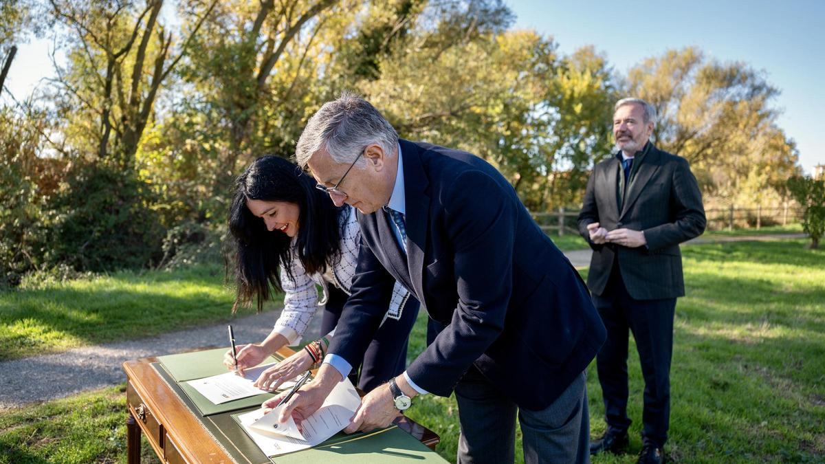 Orduna y Blasco firman el convenio, este lunes en Huesca, en presencia de Jorge Azcón.