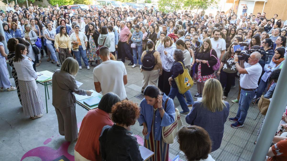 Aspirantes a las oposiciones de Educación de la Xunta, en el IES Lamas de Abade de Santiago