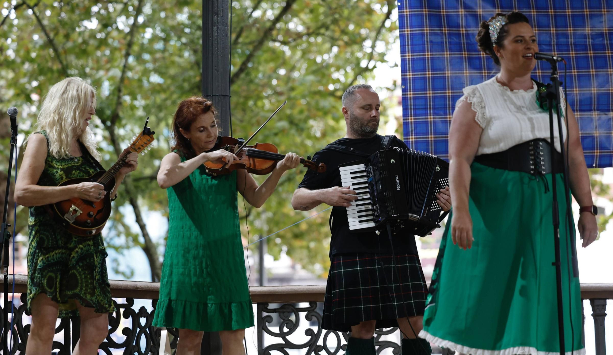 Así fue la colorida actuación del grupo norirlandés "Keltic Flair" en el festival Intercélticu de Avilés