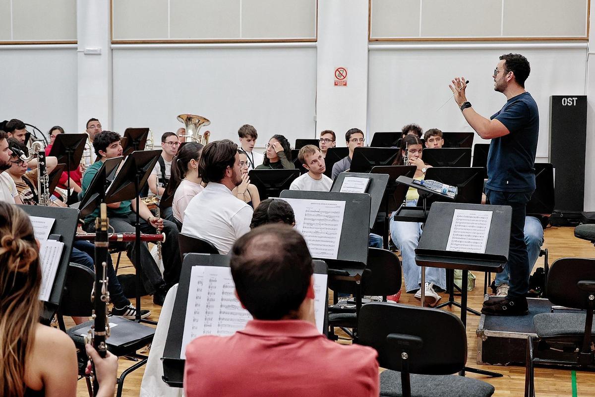 Primer ensayo general del coro y la orquesta de la misa del papa en el Puerto de Santa Cruz de Tenerife