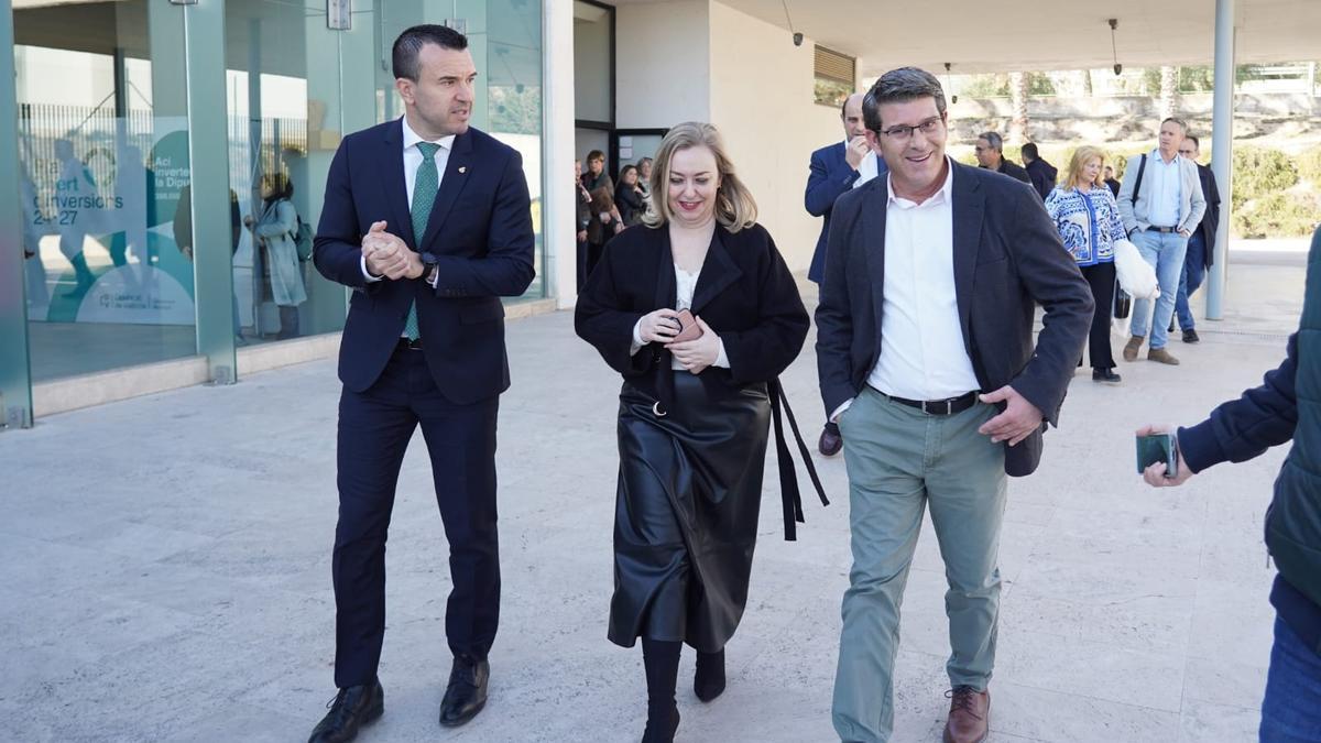 Vicent Mompó, Natàlia Enguix y Jorge Rodríguez, ayer en Ontinyent.