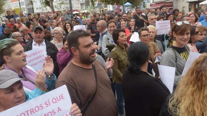 Decenas de personas se concentraron en la Praza da Liberdade. // Noé Parga