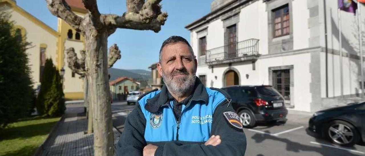 Jaime Pérez Lorente, en la plaza del Ayuntamiento de Soto del Barco.