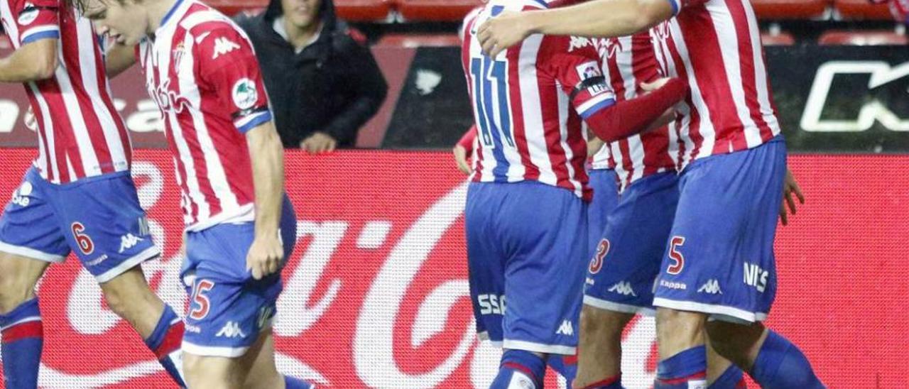 Lora y Bernardo se abrazan tras el gol del colombiano a pase del lateral.