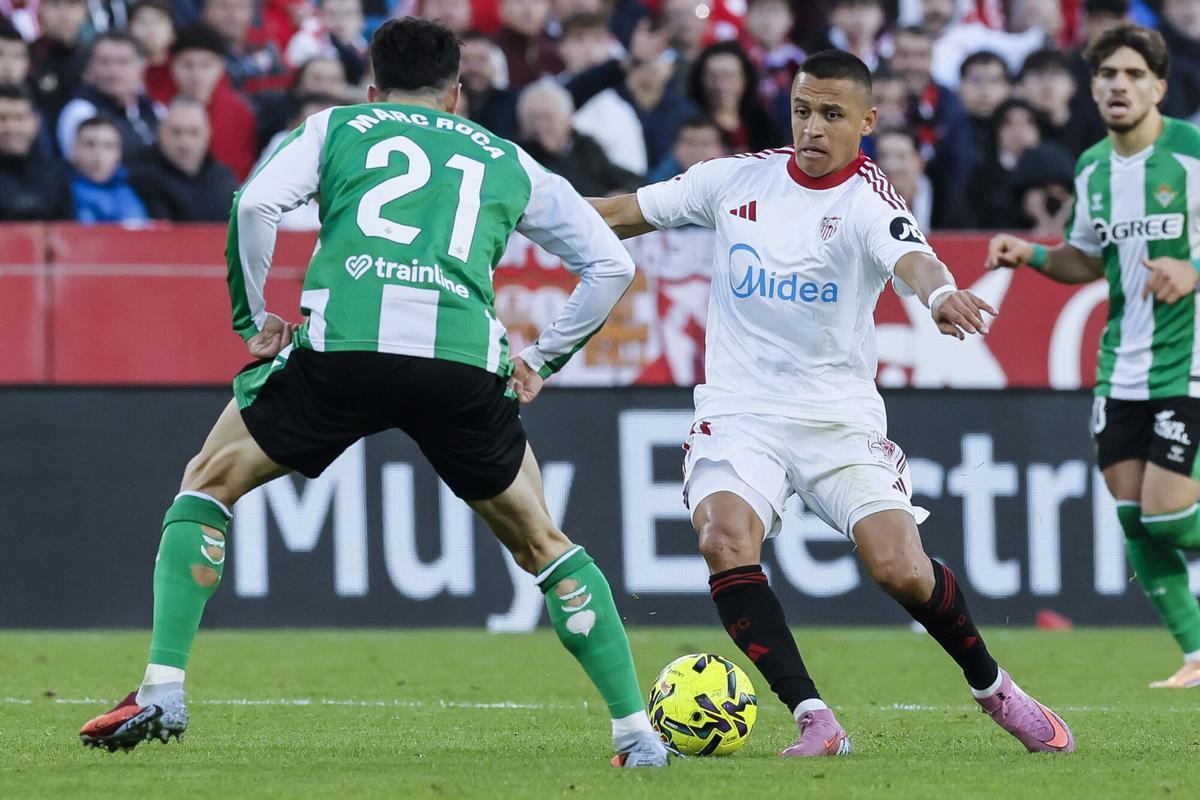 Alexis Sánchez disputa un balón con el centrocampista del Betis, Marc Roca