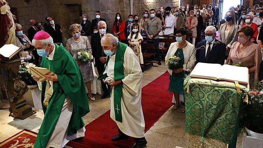 La misa fue oficiada por el obispo en la iglesia de Coruxo.   | // ALBA VILLAR
