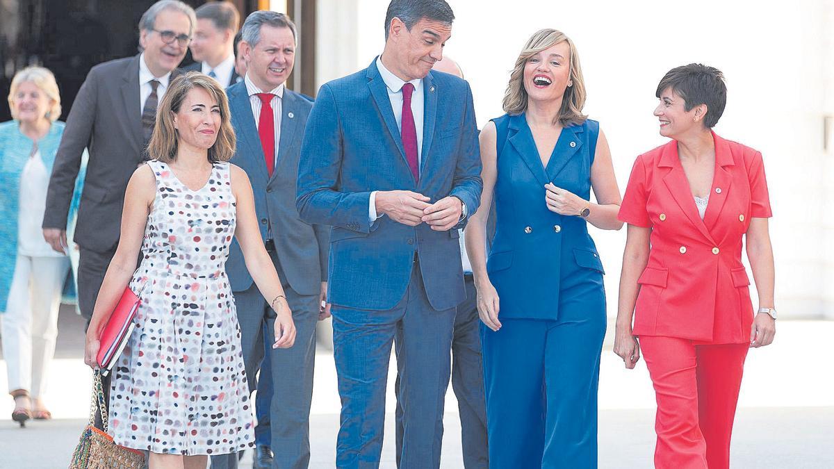 El presidente del Gobierno, Pedro Sánchez, con algunos de sus ministros, este lunes, en la recepción al Colegio de Comisarios de la UE.