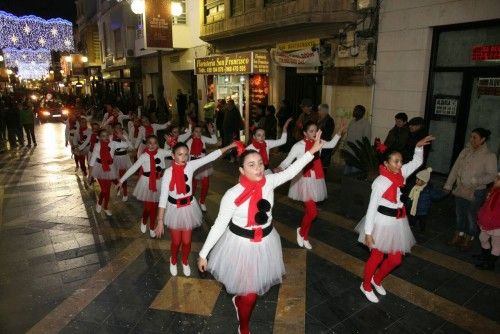 Cabalgata de la ilusión y cuento "El año que Mama Noel repartió los regalos"