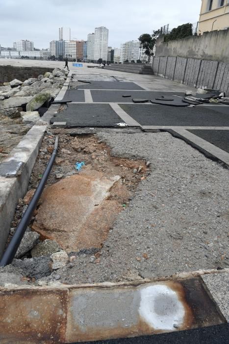 Daños en A Coruña por las olas en alerta roja