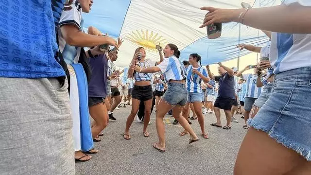 Más de 2.000 argentinos convierten Son Moix en territorio albiceleste para la final ante España