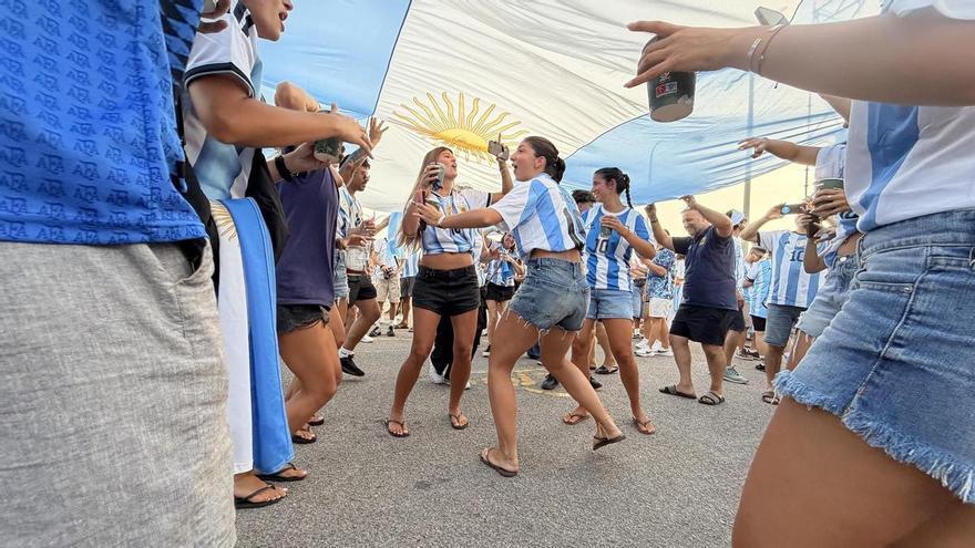 Más de 2.000 argentinos convierten Son Moix en territorio albiceleste para la final ante España