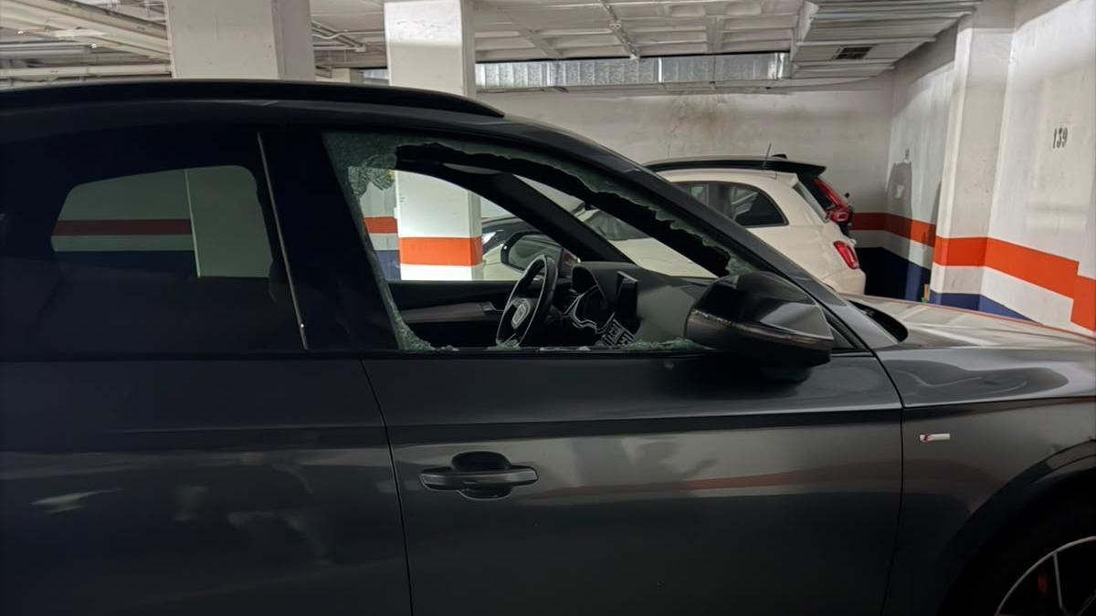 Uno de los vehículos que sufrió daños durante el presunto robo