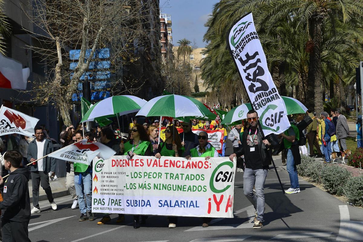 Así ha sido la manifestación de profesores en defensa de mejoras laborales y salariales en Alicante