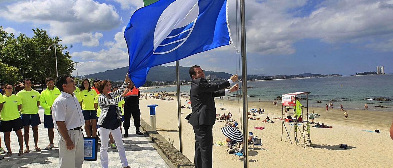 José Palacios, presidente de la asociación de las Banderas Azules, con Caballero en Samil.