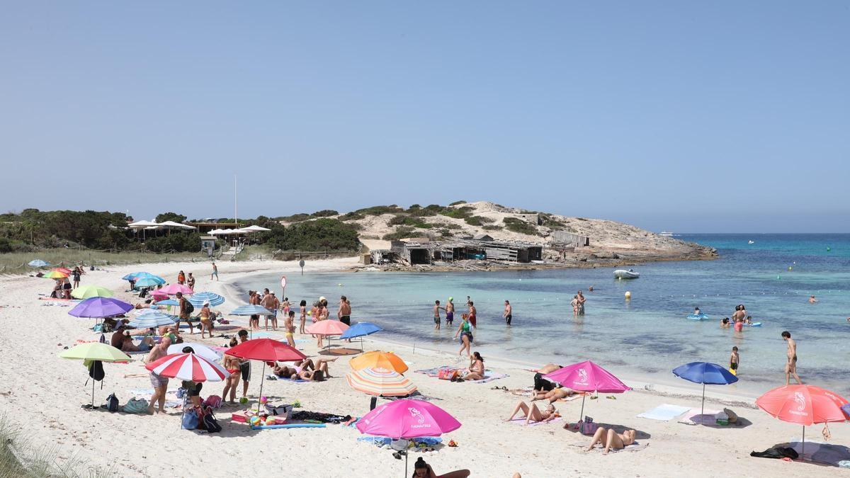 La playa de ses Illetes se queda sin hamacas este verano.