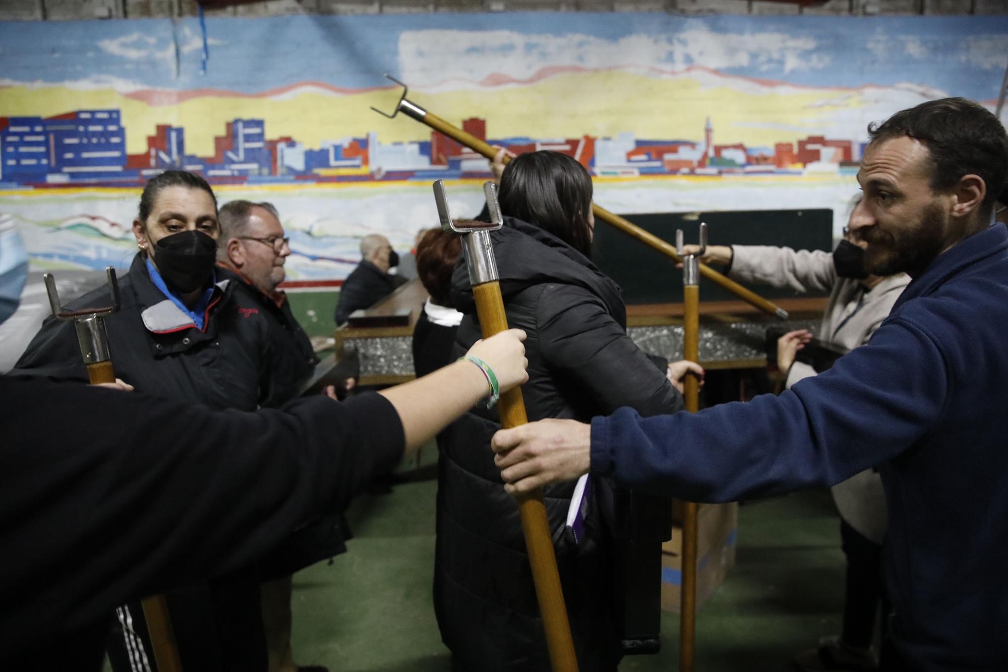 En imágenes: así se preparan en la cofradía de la Santa Vera Cruz de Gijón para las procesiones