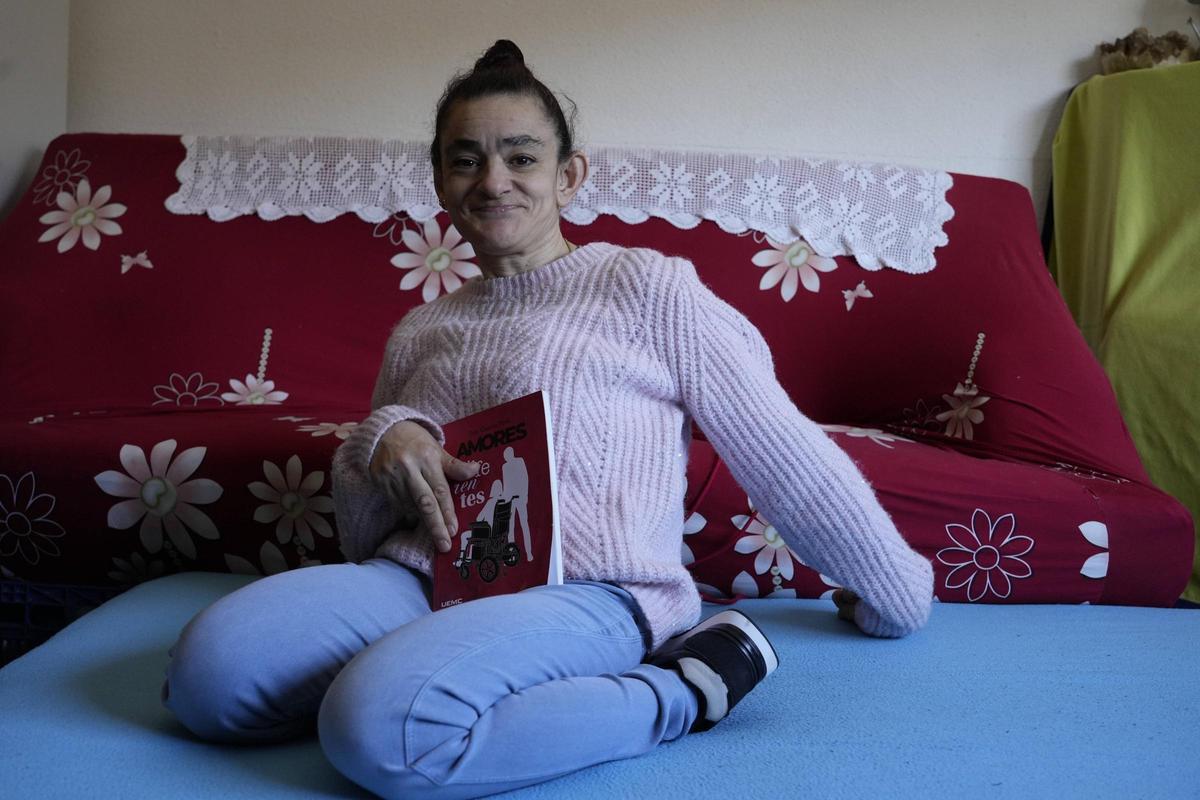 La escritora sayaguesa con su quinto libro "Amores diferentes"