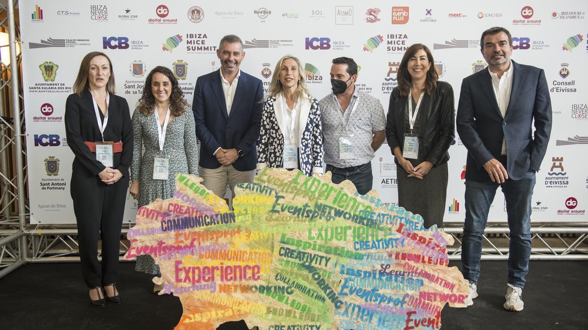 Las organizadoras y patrocinadores ante un mapa de la isla.