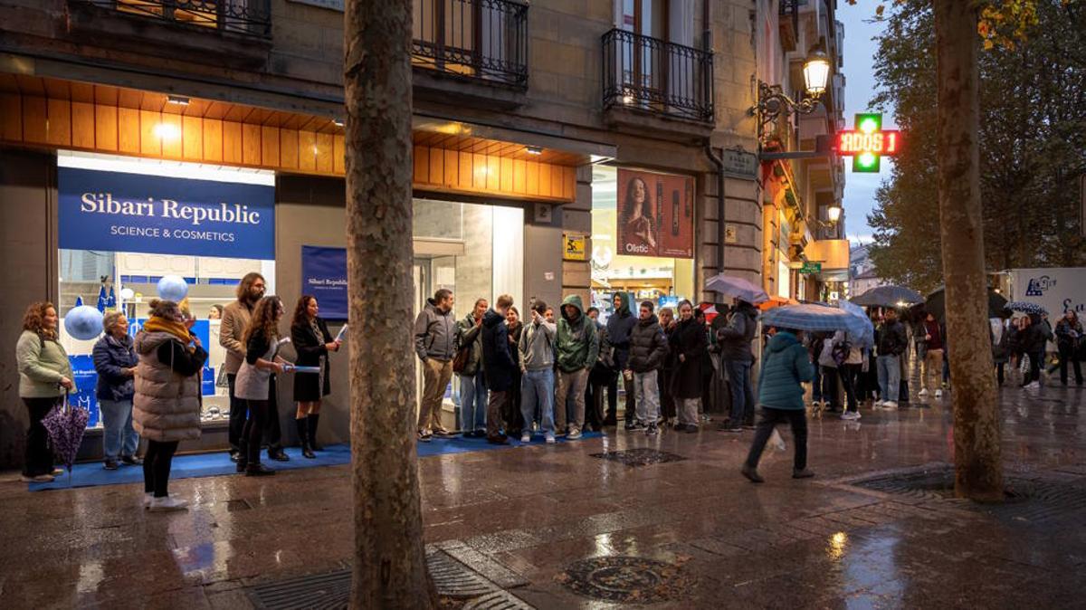 Colas en la tienda Sibari Republic