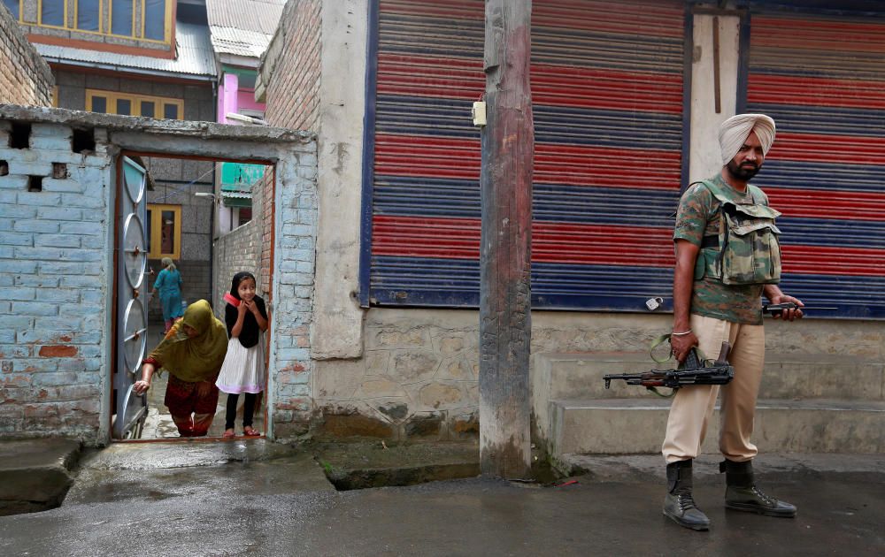 Un miembro de las fuerzas de seguridad de Srinagar, Cachemira, patrulla las calles en la escalada de violencia del país.